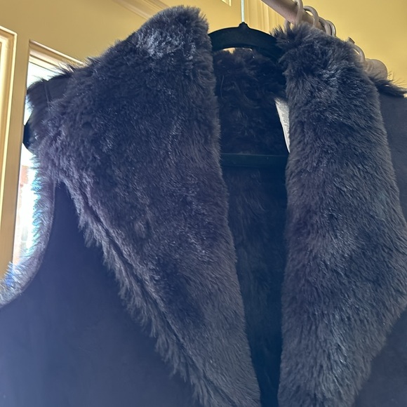 Black faux fur vest - Picture 3 of 5